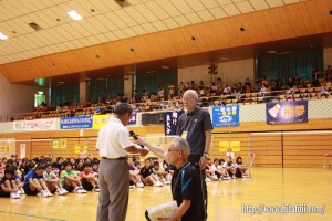 県小学生バドミントン大会宮原前会長を表彰25.8.24