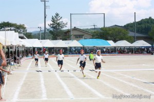 有田小運動会ゴール前の力走