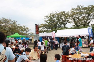 焼きそばには長い列